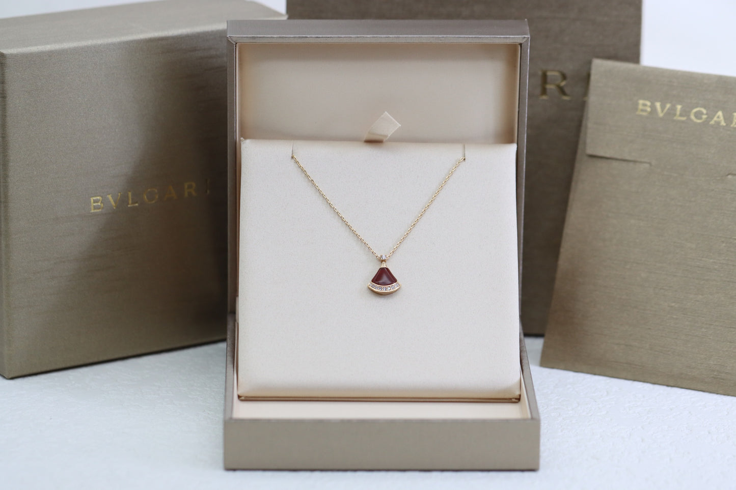 Red agate mini skirt clavicle necklace