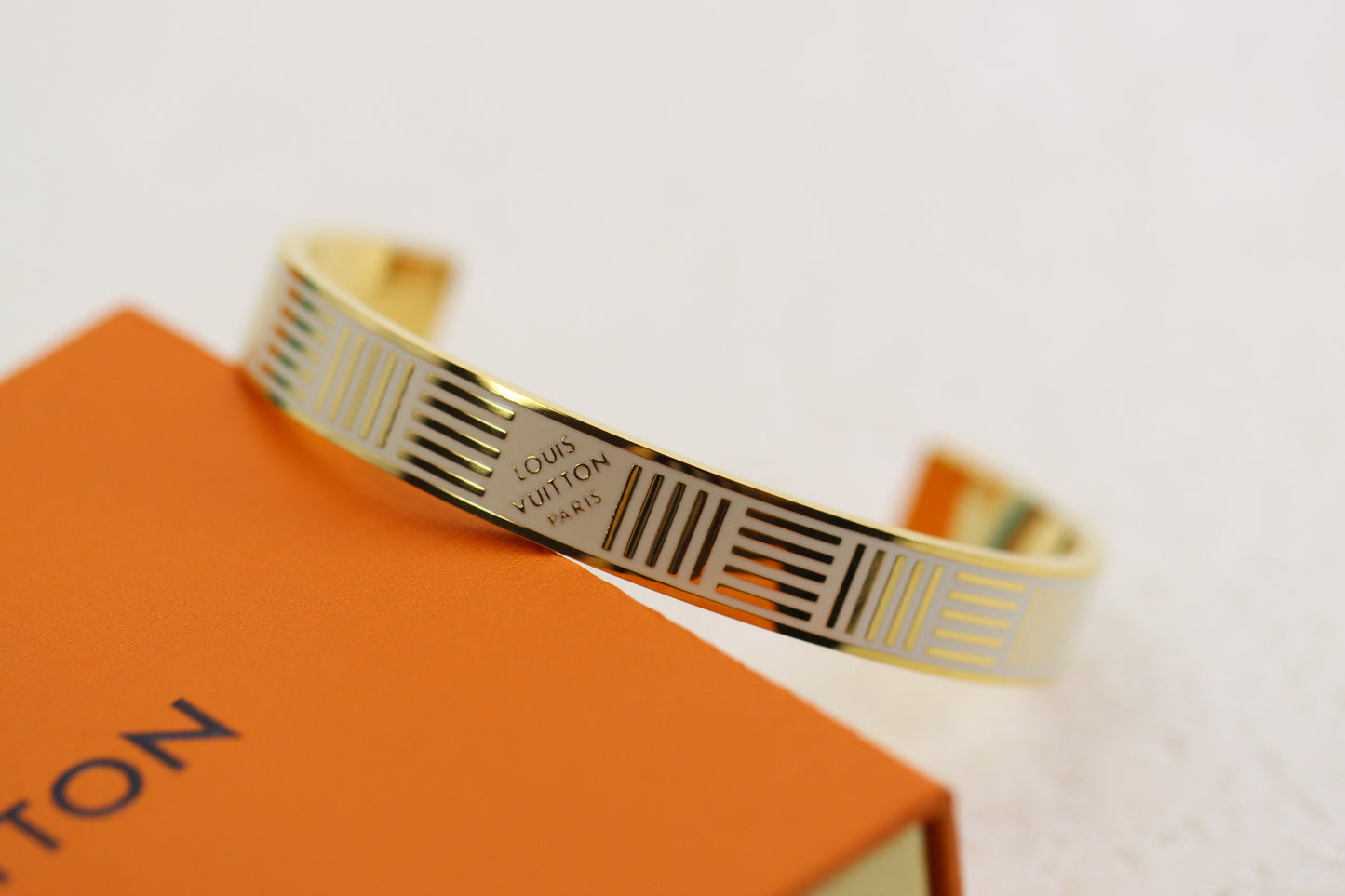 Enamel checkered open bracelet
