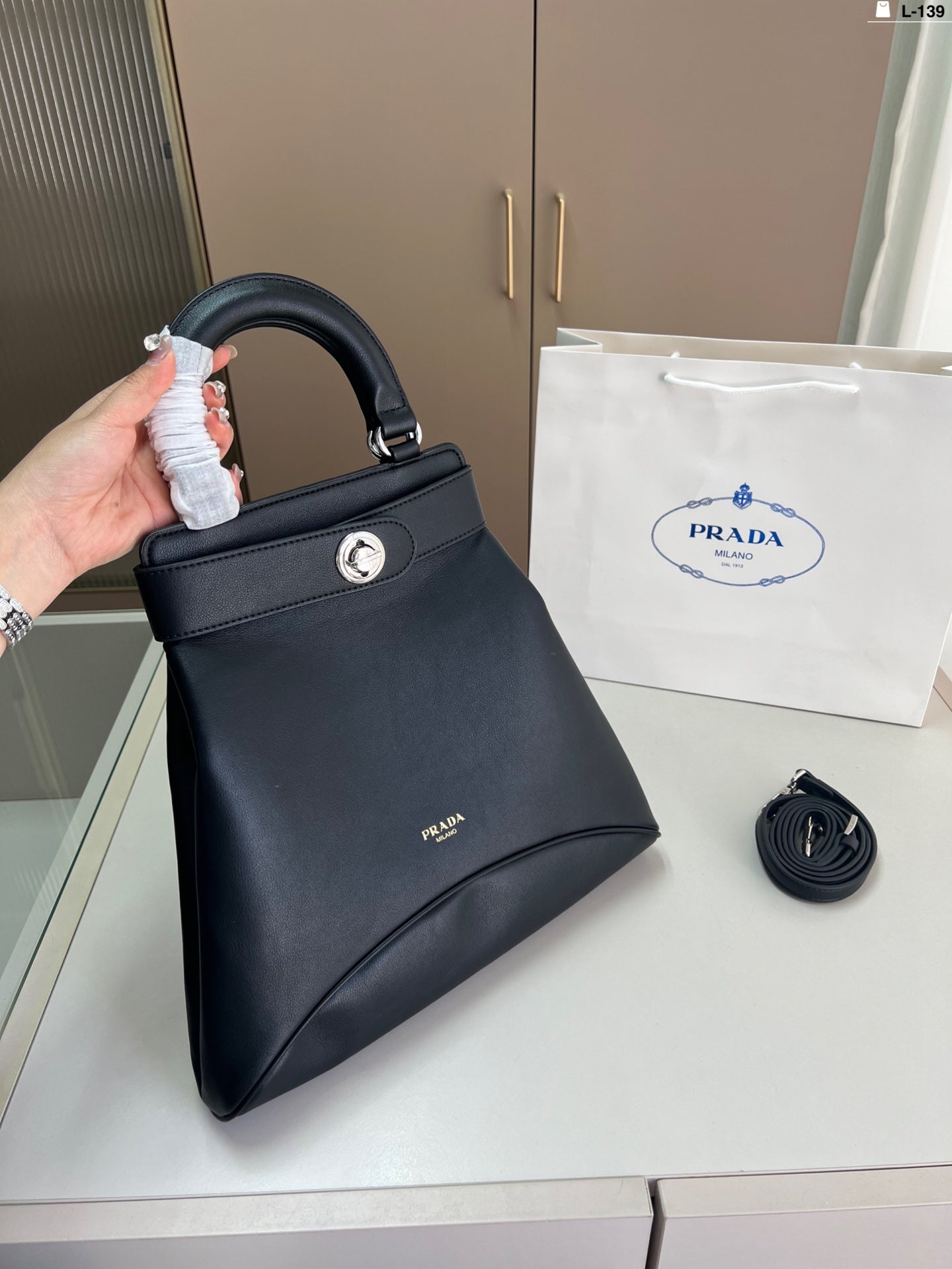 The elegant and simple body design of the handbag
