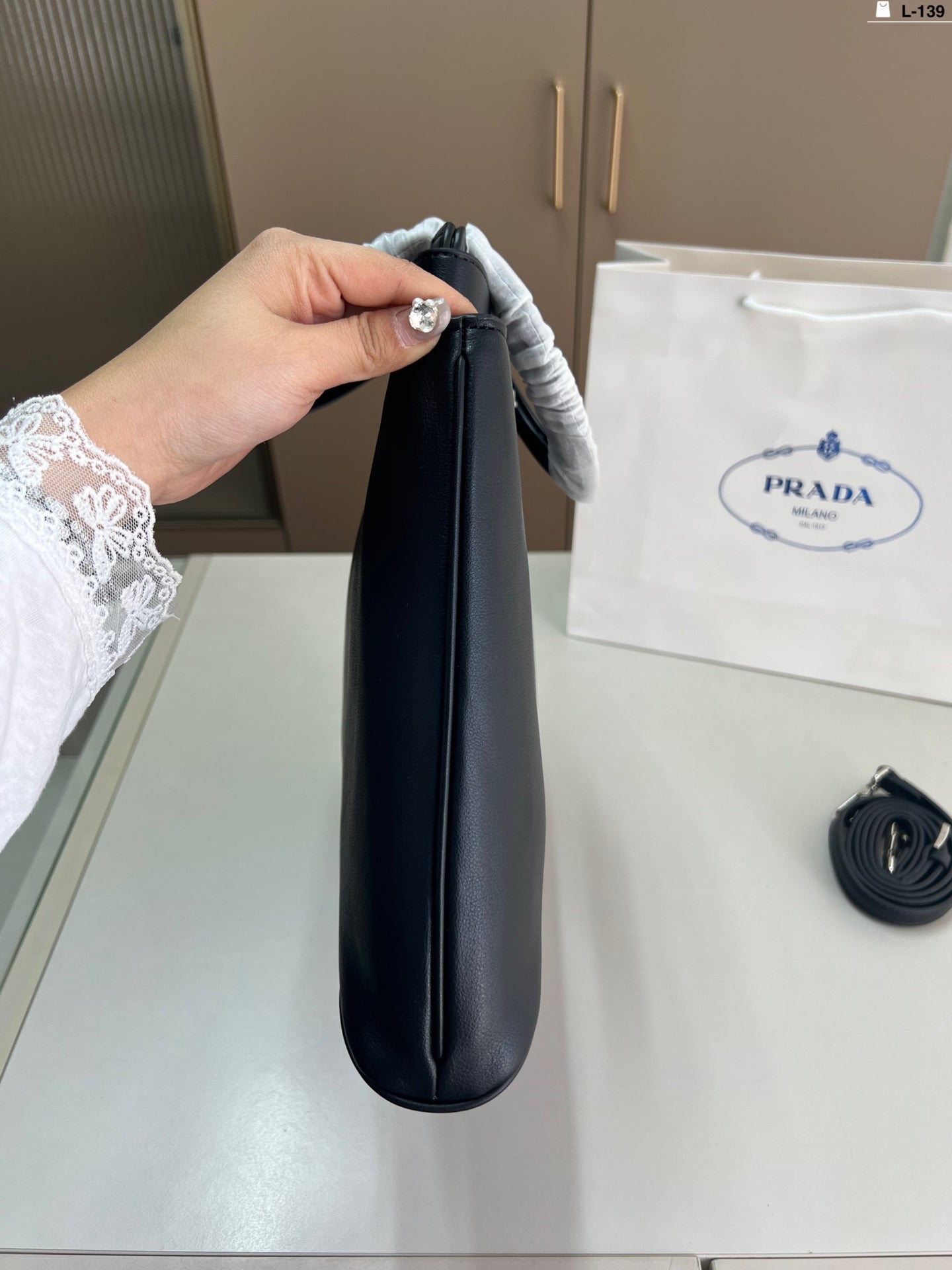 The elegant and simple body design of the handbag
