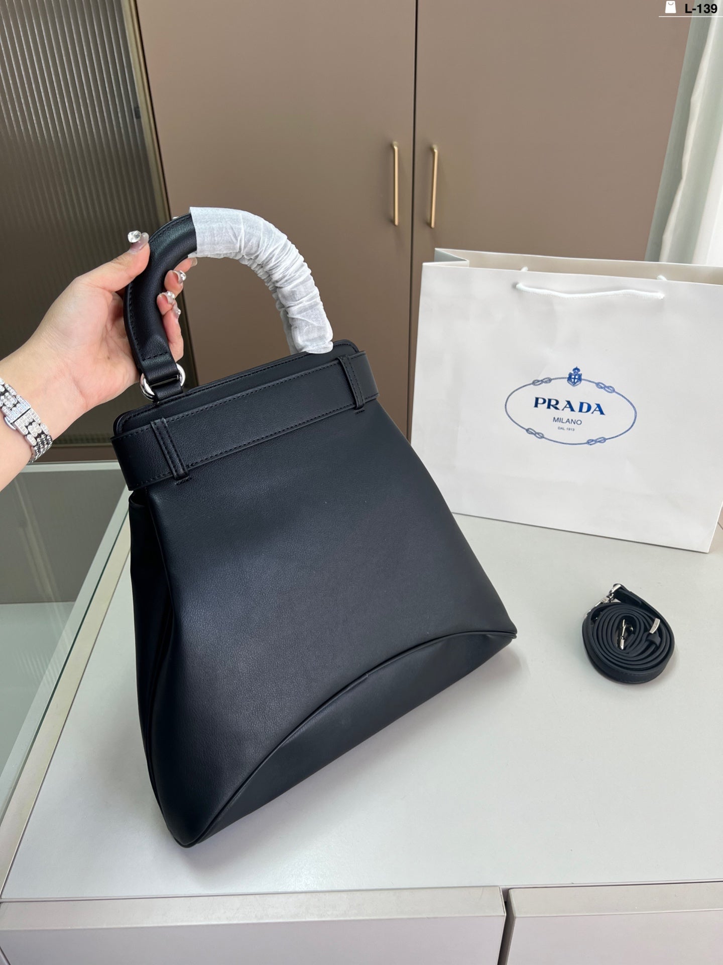 The elegant and simple body design of the handbag