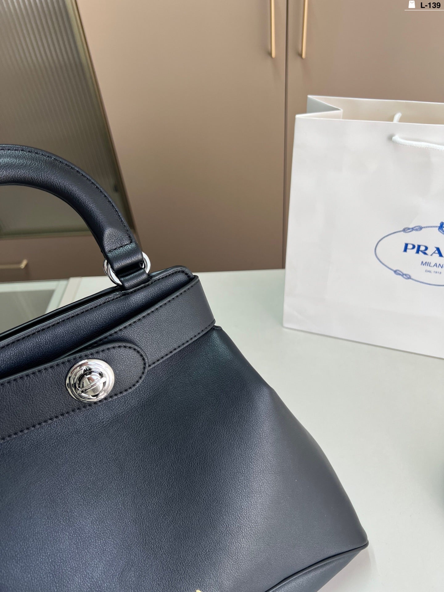 The elegant and simple body design of the handbag