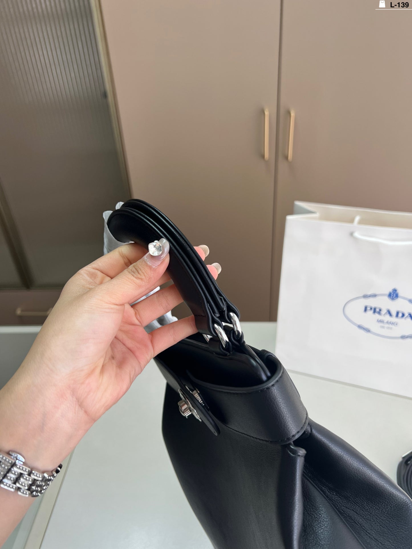 The elegant and simple body design of the handbag