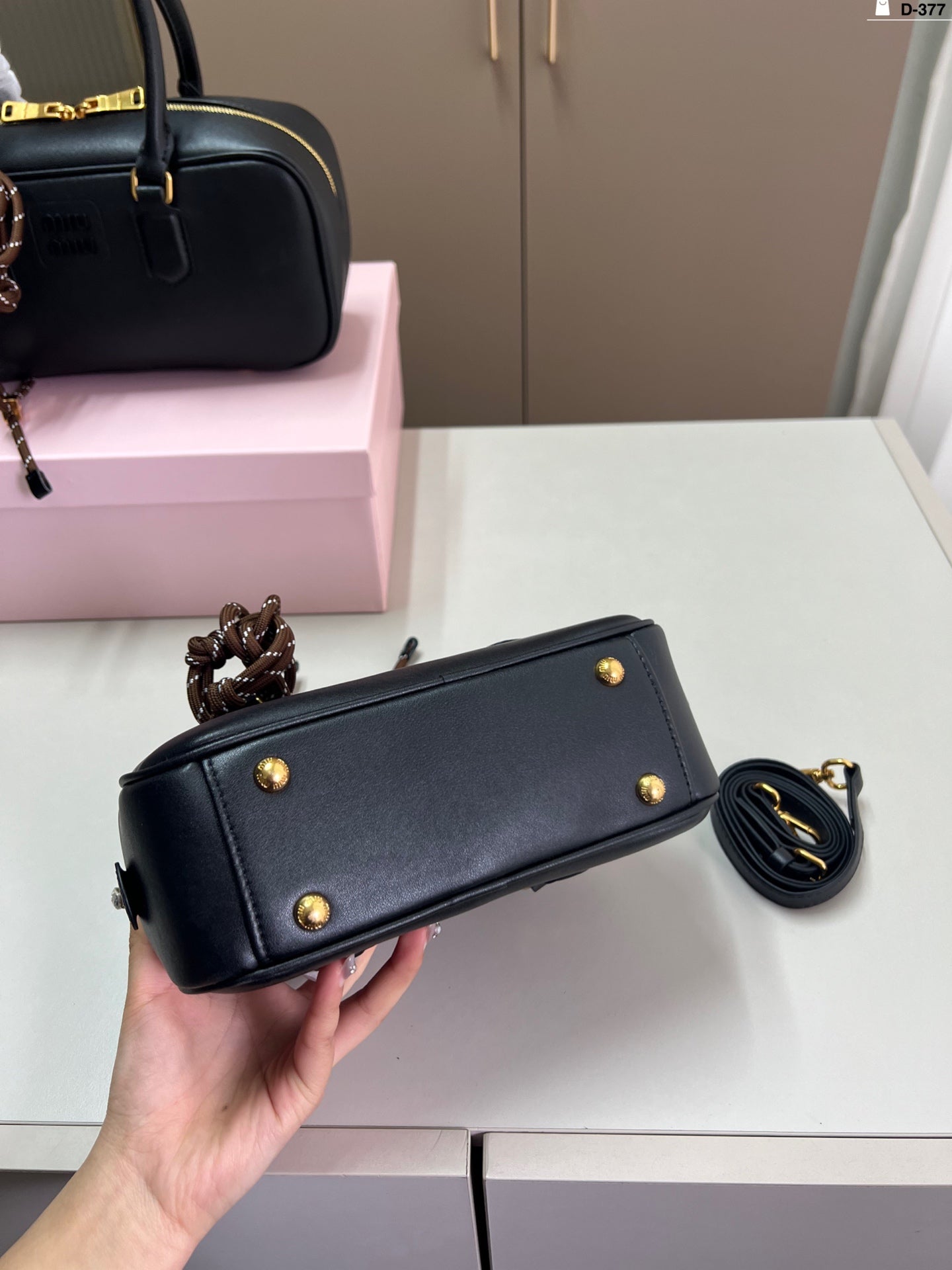 Can be carried by hand or crossbody