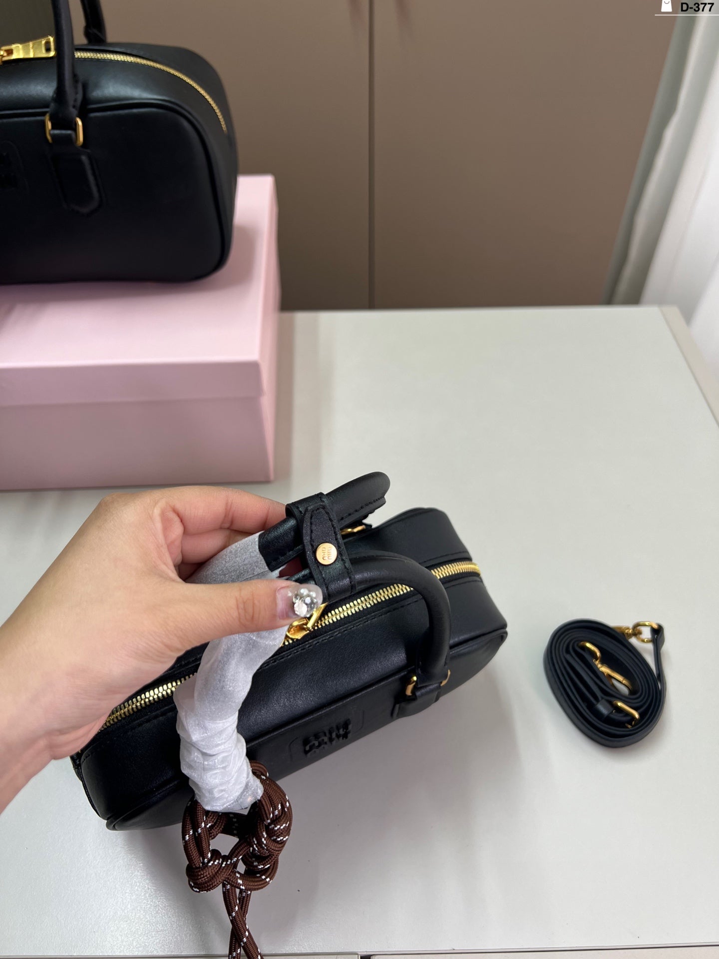 Can be carried by hand or crossbody