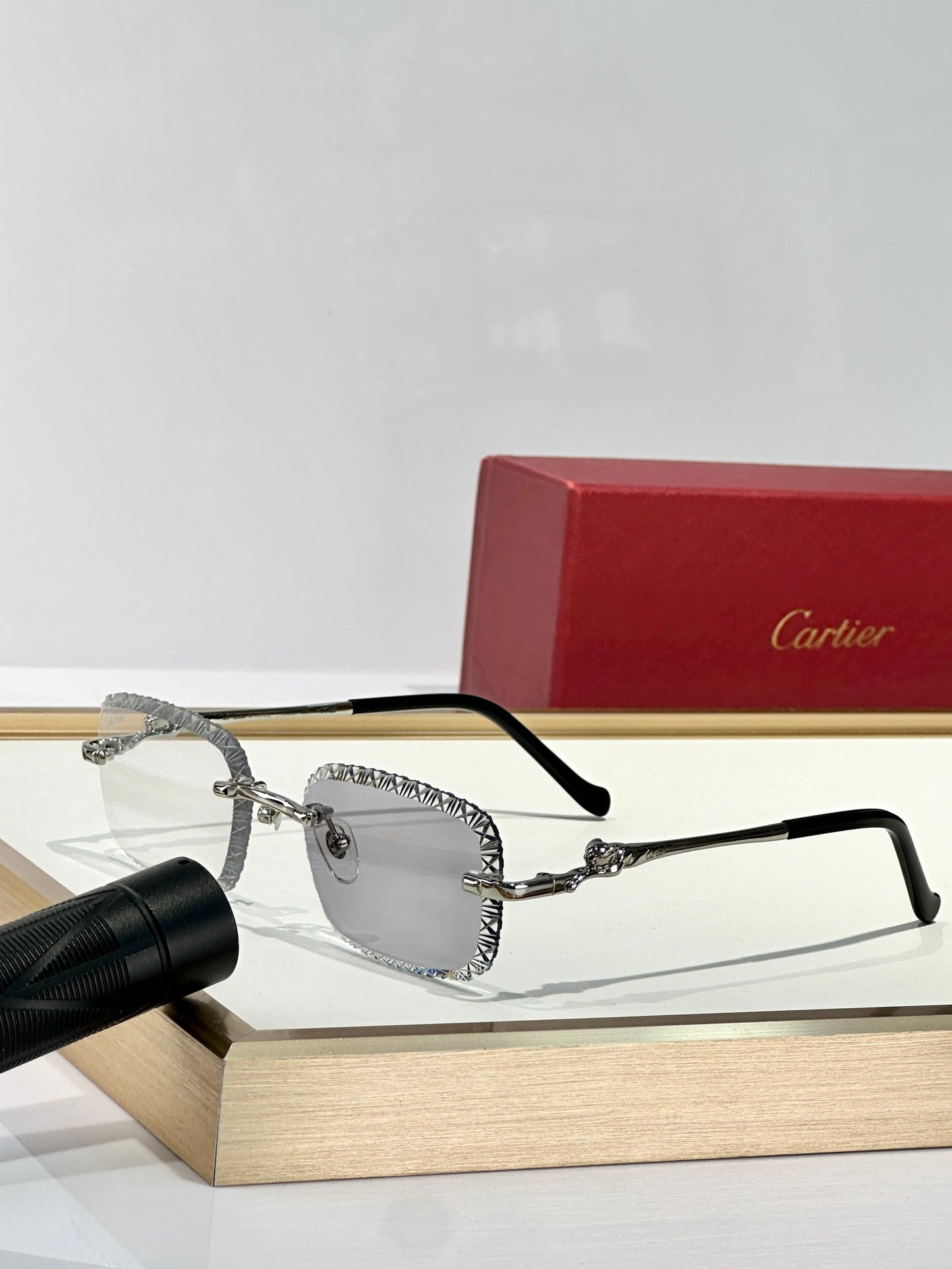 Diamond-cut glasses that change color when exposed to ultraviolet light