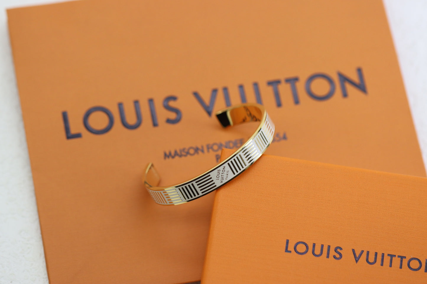 Enamel checkered open bracelet