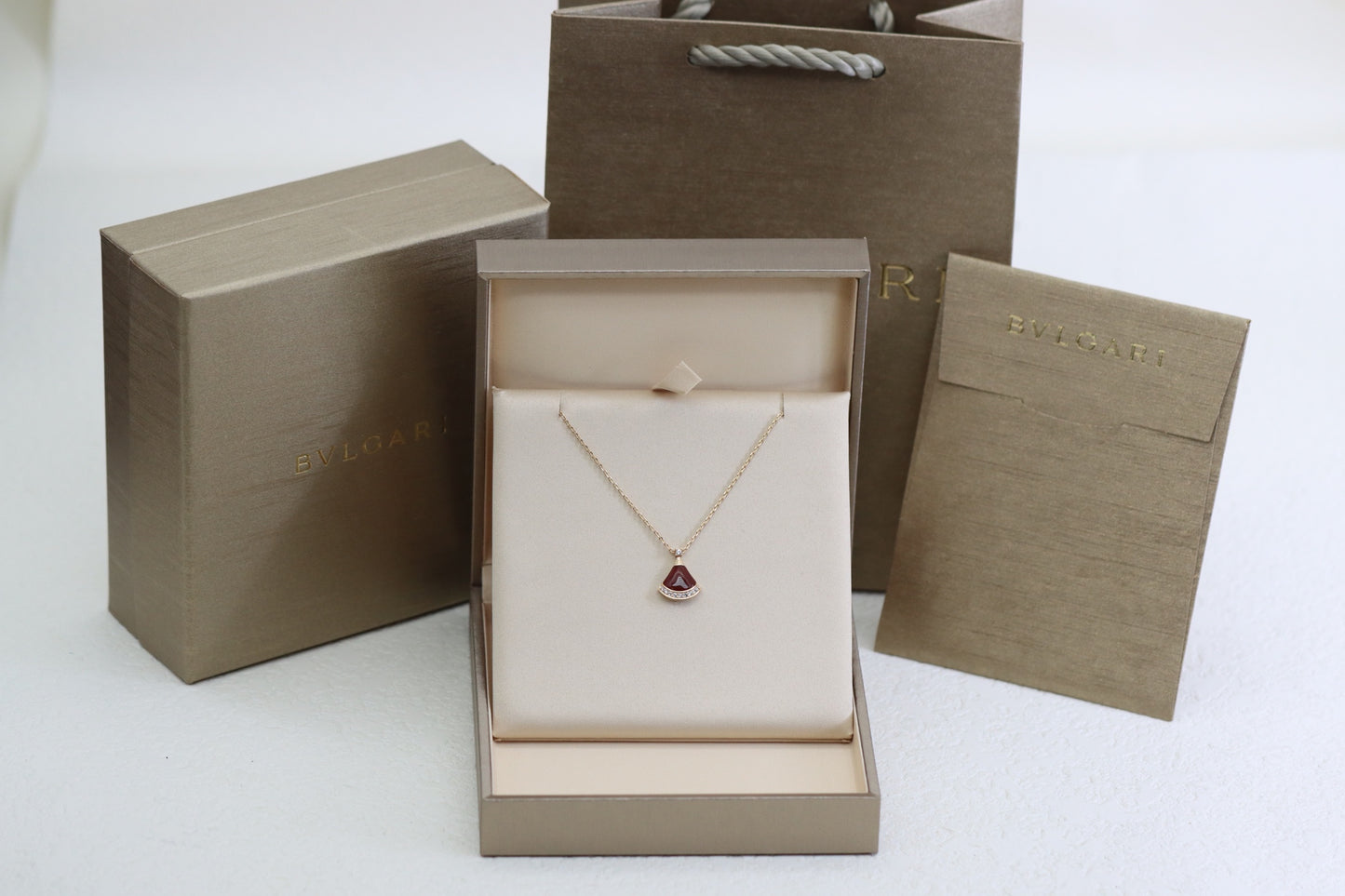 Red agate mini skirt clavicle necklace