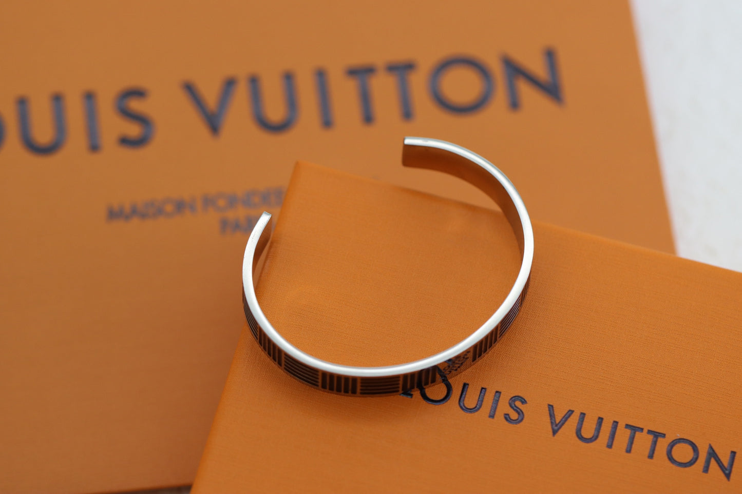 Enamel checkered open bracelet