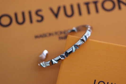 Silver V bracelet