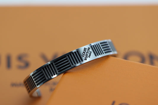 Enamel checkered open bracelet