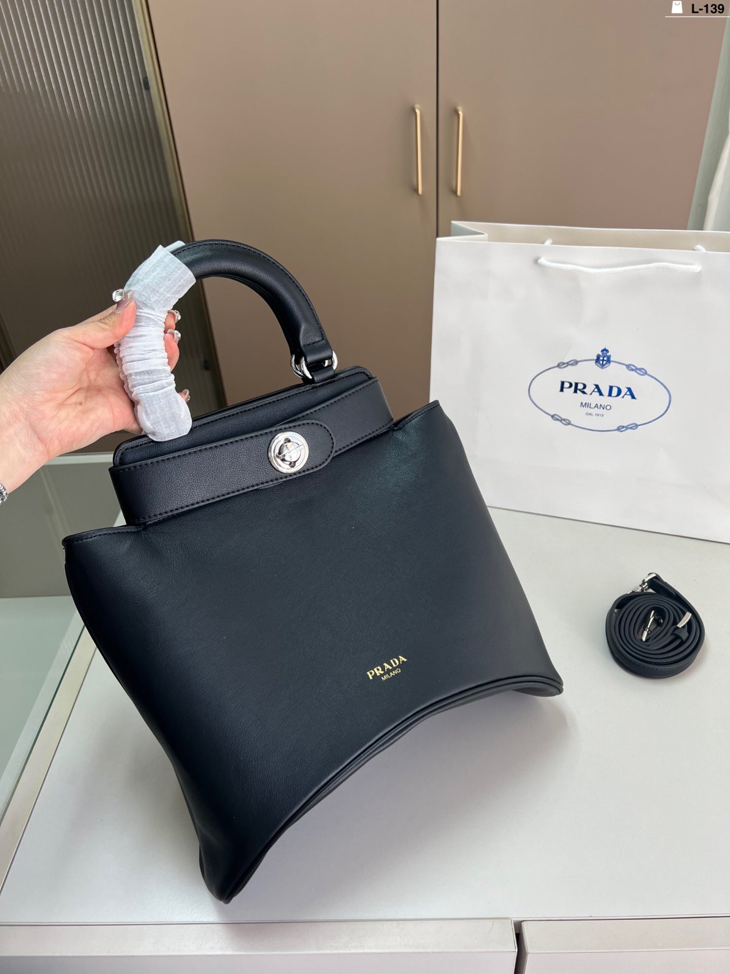 The elegant and simple body design of the handbag