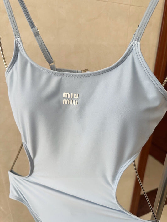 A must-have for fashionistas! The real thing is super beautiful! It's great for taking photos on a beach vacation