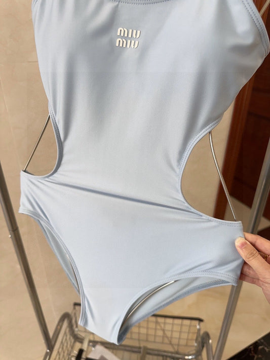 A must-have for fashionistas! The real thing is super beautiful! It's great for taking photos on a beach vacation