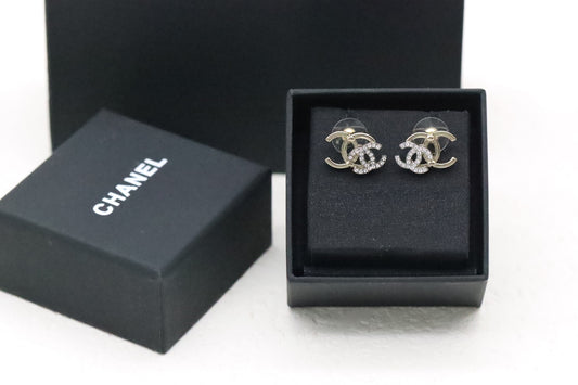 Colorblocked overlapping diamond double C earrings